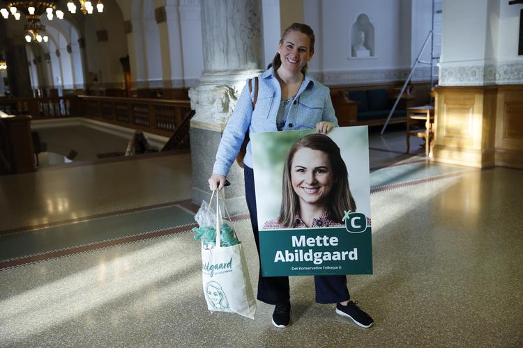 Politiken’s photographer Jens Dresling met the Conservatives’ Mette Abildgaard in Christiansborg’s lobby Thursday morning, as the party’s justice spokesperson arrived with an election poster. Foto: Jens Dresling