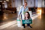 Politikens fotograf, Jens Dresling, mødte Konservatives Mette Abildgaard i Vandrehallen på Christiansborg torsdag morgen, hvor retsorfører ankom med en valgplakat. Foto: Jens Dresling