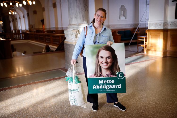 Politikens fotograf, Jens Dresling, mødte Konservatives Mette Abildgaard i Vandrehallen på Christiansborg torsdag morgen, hvor retsorfører ankom med en valgplakat. Foto: Jens Dresling