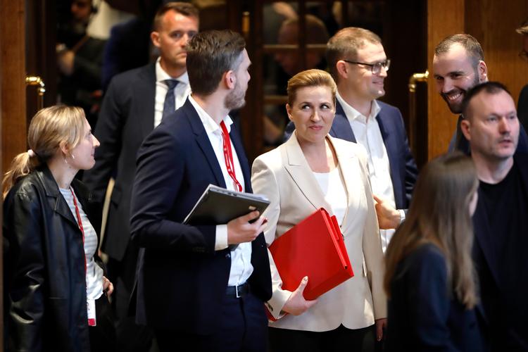 Statsminister Mette Frederiksen (S) udskrev folketingsvalg efter 3. behandling af fødevarechecken i folketingssalen torsdag lidt over middag.   Foto: Jens Dresling