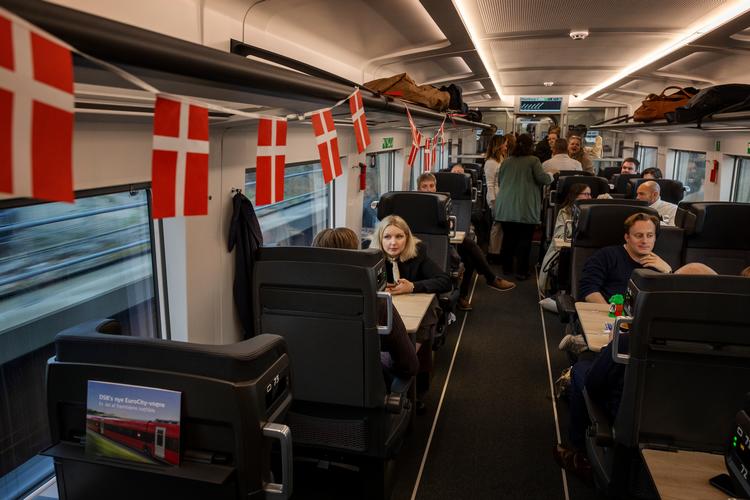 Der var pyntet med flag, da DSB's nye udlandstog, EuroCity, i november blev sendt af sted fra København mod Hamburg. Foto: Martin Lehmann
