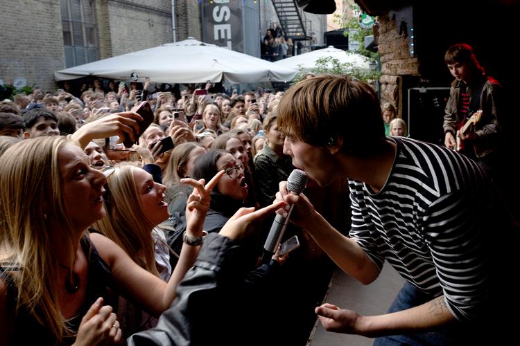 Det er gået stærkt. For et års tid siden optrådte Aphaca på det lillebitte spillested Byhaven i København, hvor publikum var ellevilde. I år skal de spille både Parken og Orange Scene. De har ramt en sjælden nerve i danskerne. Foto: Finn Frandsen