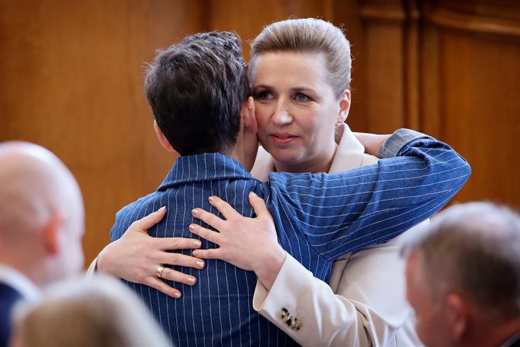 Statsminister Mette Frederiksen (S) melder ikke klart ud, hvem hun ville foretrække at danne regering med efter valget, hvis hun får muligheden. Hun siger dog, at det er et ultimativt krav, at man bakker op om  sikkerhedspolitikken, forsvarspolitikken og udlændingepolitikken. Foto: Jens Dresling