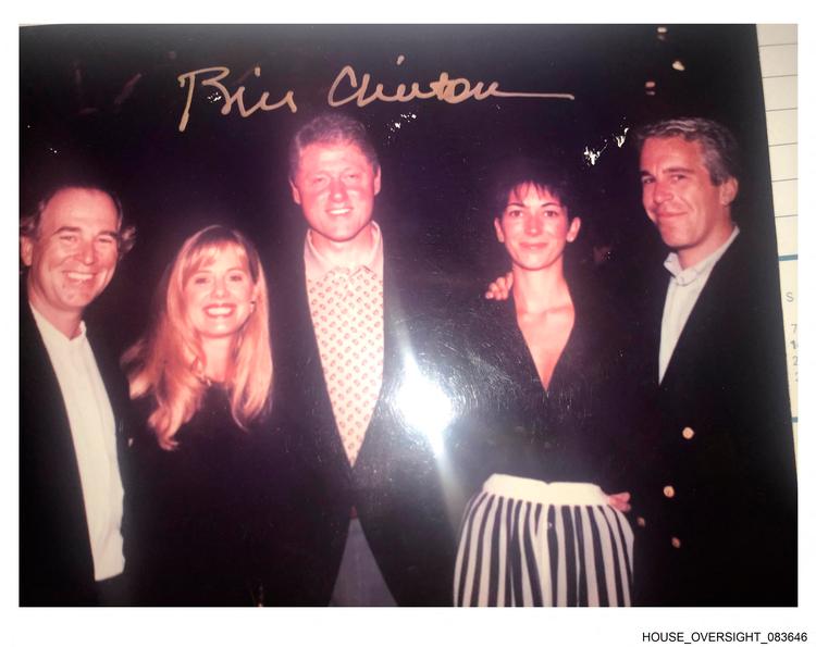 Dette udatererede foto fra Jeffrey Epsteins personlige samling, viser tidligere præsident Bill Clinton poserende med Epstein og Ghislaine Maxwell. Foto: Handout/Ritzau Scanpix
