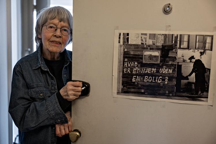 Julie Rønnow er stolt af at have fanget dette øjeblik med sit kamera i 1973, hvor en politimand netop har smidt unge aktivister ud af kollektivet Stærekassen.  Foto: Martin Lehmann