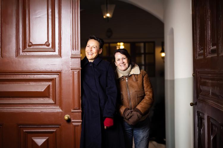 Vigdis har tunge »tusindmillilitersbryster«, Line har små bryster »som lommer vendt på vrangen«. Begge må de ofre dem for nye. Og begge skriver godt. Foto: Lina Hindrum 