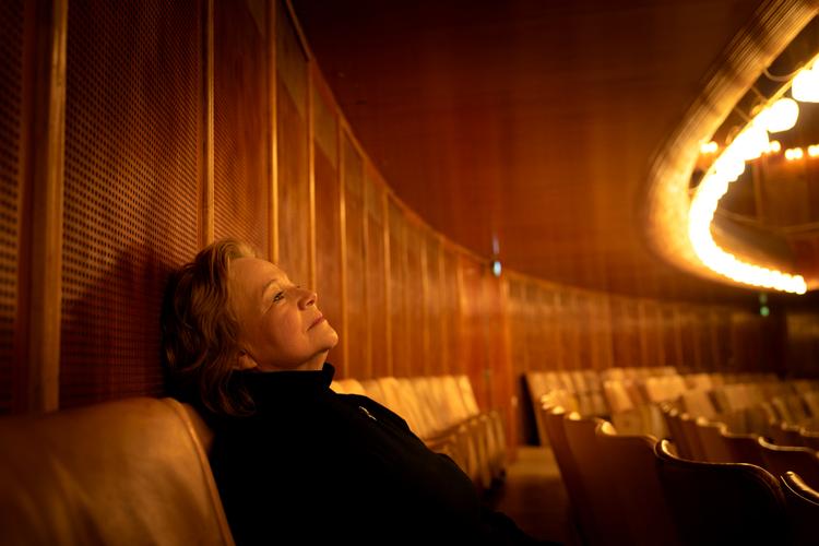 Som barn hadede Hanne Fischer opera. Men hun endte alligevel som mezzosopran. Her er hun i Konservatoriets Koncertsal, hvor hun som ung sanger brød igennem. Foto: Mads Nissen