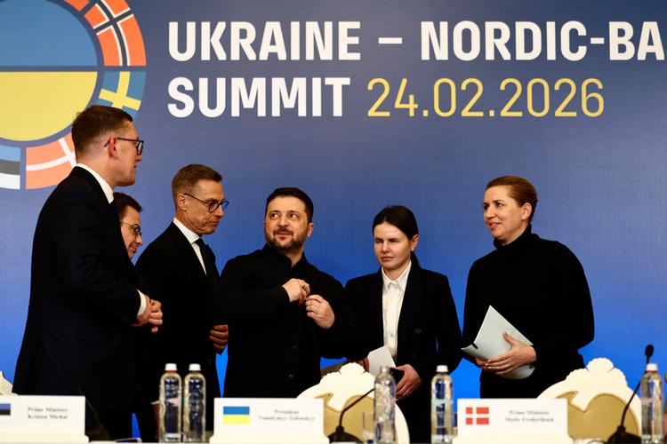 Statsminister Mette Frederiksen var i Kyiv i forbindelse med fireårsdagen for Ruslands invasion af Ukraine. Her holdt hun møde med 'NB8-landene', som blandt andet er Finlands præsident Alexander Stubb og statsminister Petteri Orpo, Islands statsminister Bjarne Benediktsson, Norges statsminister Jonas Gahr Støre, Sveriges statsminister Ulf Kristersson samt Ukraines præsident, Volodymyr Zelenskyj. Foto: Henry Nicholls/Ritzau Scanpix