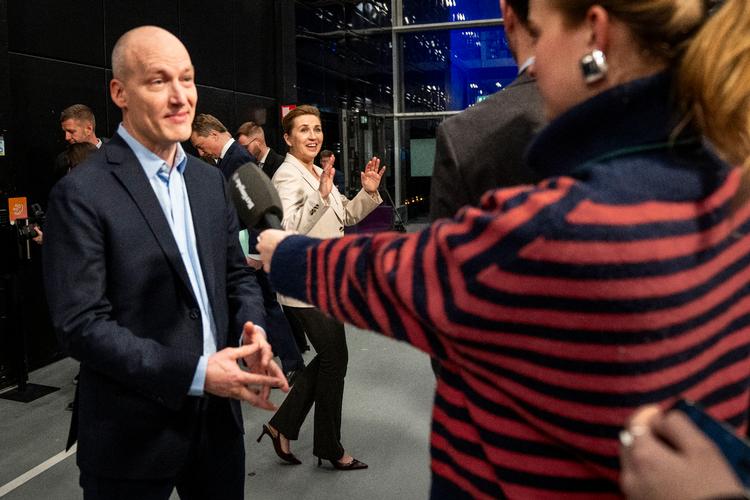 Enhedslistens politiske ordfører, Pelle Dragsted, kræver en klar udmelding fra statsminister Mette Frederiksen (S). Her ses han med statsministeren i baggrunden efter torsdagens partilederdebat hos DR.   Foto: Ida Marie Odgaard/Ritzau Scanpix