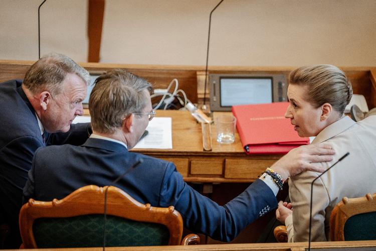 Udenrigsminister Lars Løkke Rasmussen (M), forsvarsminister Troels Lund Poulsen (V) og statsminister Mette Frederiksen (S) i Folketingssalen  på dagen, hvor der blev udskrevet valg. Nu skal de to sidstnævnte kæmpe om at blive Danmarks næste statsminister.   Foto: Mads Claus Rasmussen/Ritzau Scanpix