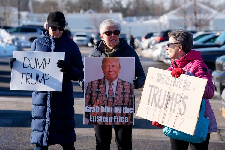 Demonstranter samles nær Chappaqua Performing Arts Center forud for den tidligere amerikanske præsident Bill Clintons lukkede vidneudsagn for Repræsentanternes Hus' tilsynsudvalg 27. februar 2026 i Chappaqua, New York.   Foto: David Dee Delgado/Ritzau Scanpix