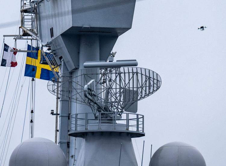 Den russiske drone ses øverst til højre på billedet over det franske hangarskib ’Charles de Gaulle’, der lå for kaj i Malmø. Foto: 50090 Johan Nilsson / Tt/Ritzau Scanpix