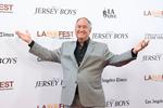 Neil Sedaka vinker på den røde løber til en premiere ved Los Angeles Film Festival i juni 2014. Han var blandt de mest succesfulde sangskrivere i 60'erne og 70'erne.  Foto: Robyn Beck/Ritzau Scanpix