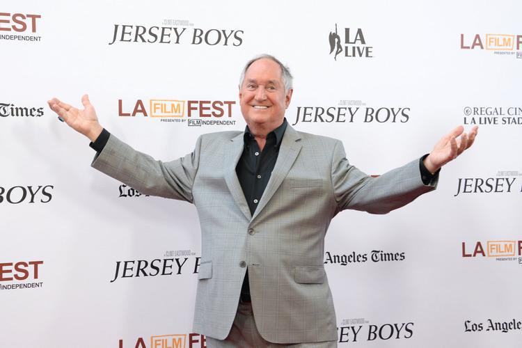 Neil Sedaka vinker på den røde løber til en premiere ved Los Angeles Film Festival i juni 2014. Han var blandt de mest succesfulde sangskrivere i 60'erne og 70'erne.  Foto: Robyn Beck/Ritzau Scanpix