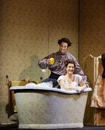 Louise McClelland Jacobsen er det gnistrende omdrejningspunkt i Operaen. Her sammen med Theodore Platt, der synger rollen som intrigemageren Malatesta. Foto: Miklos Szabo