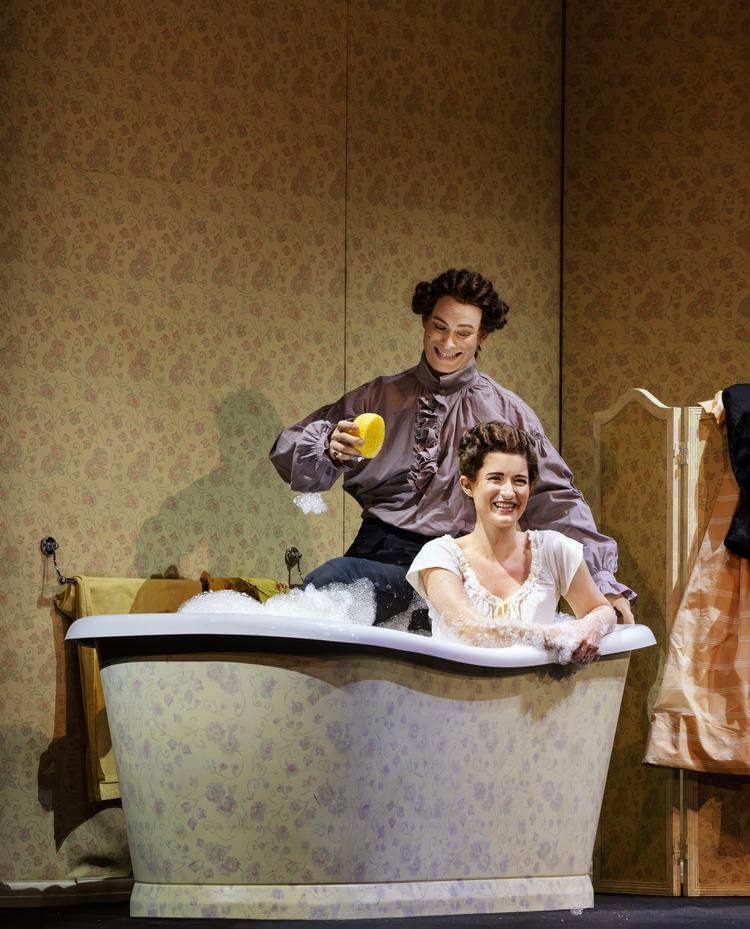 Louise McClelland Jacobsen er det gnistrende omdrejningspunkt i Operaen. Her sammen med Theodore Platt, der synger rollen som intrigemageren Malatesta. Foto: Miklos Szabo