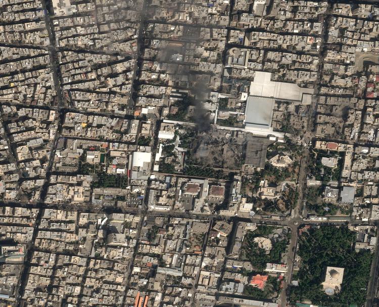 Satellitbilleder viser røg stige op fra ayatollah Ali Khameinis bolig i Teheran. Foto: Pleiades Neo (c) Airbus Ds 2026/Ritzau Scanpix