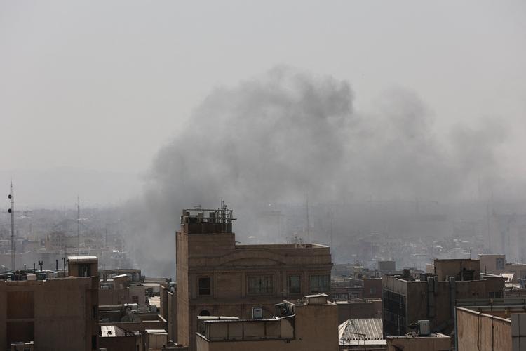 Røg over Irans hovedstad Tehran efter massive luftangreb fra USA og Israel. Foto: Majid Asgaripour/Ritzau Scanpix