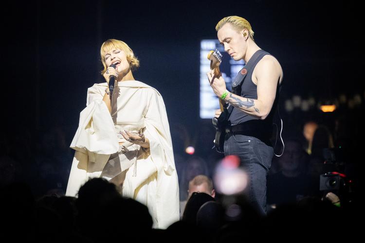 Bette Maria Dandanell blev landskendt i 2019 under aliaset Bette, lørdag aften tog hun Vega med storm, sammen med sit velspillende band, foran et forelsket publikum. Foto: Vikki Søholm