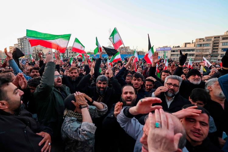 Mange iranere er gået på gaden efter udmeldingen om drabet på ayatollah Ali Khamenei. Her på et torv i hovedstaden, Teheran, 1. marts 2026. Foto: Atta Kenare/Ritzau Scanpix