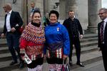 IA-politikeren Aaja Chemnitz (tv) genopstiller ikke til Folketinget i Grønland, hvor alt er åbent. Her er hun ved Folketingets åbning i 2015 med daværende Siumut-folketingsmedlem Aleqa Hammond.   Foto: Finn Frandsen