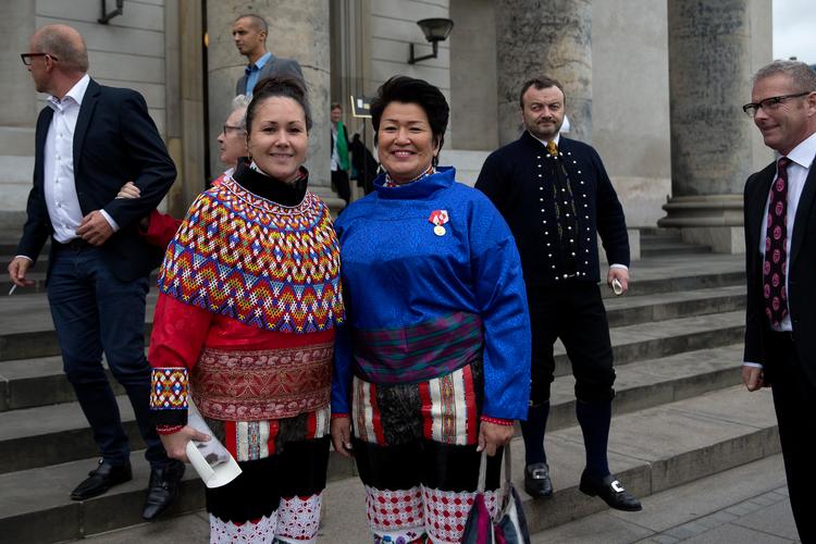 IA-politikeren Aaja Chemnitz (tv) genopstiller ikke til Folketinget i Grønland, hvor alt er åbent. Her er hun ved Folketingets åbning i 2015 med daværende Siumut-folketingsmedlem Aleqa Hammond.   Foto: Finn Frandsen