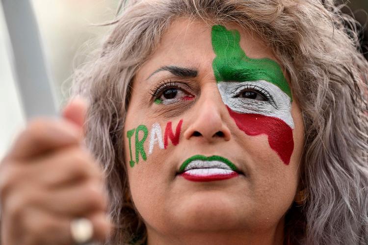 Iransk eksilsystemkritiker med ansigtet i iranske farver. Foto: Anna Kurth/Ritzau Scanpix