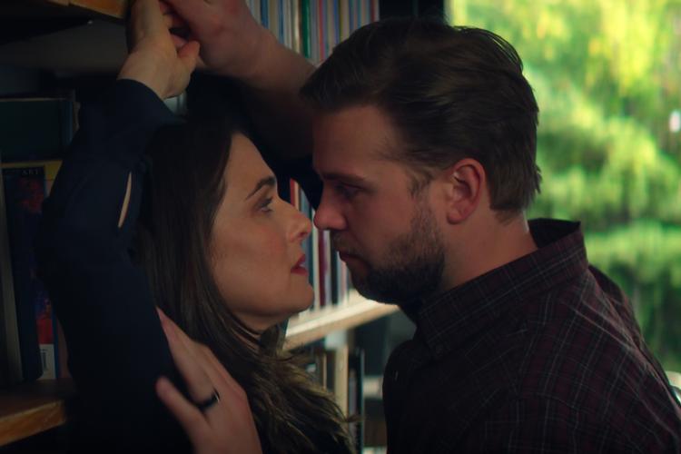 Hollywood-opskriften på, hvordan modne kvinder portrætteres – som lettere neurotiske, kokette, perplekse og akavet barnlige – spiller også sine steder ind i 'Vladimir', særligt i flirten mellem hovedpersonen og Vladimir.  Foto: Netflix