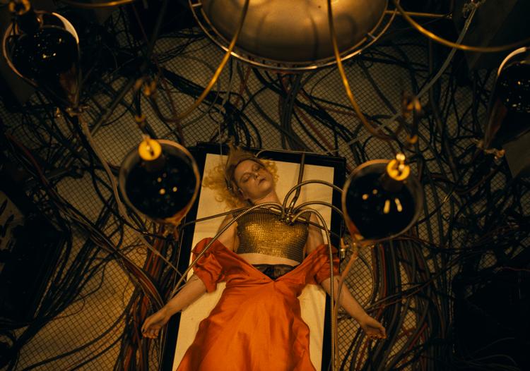 Jessie Buckley er elektrisk som den rapkæftede Ida, der både bliver besat af Mary Shelleys spøgelse og genoplivet fra de døde, så hun kan blive Frankensteins monsters brud.
© 2026 WBEI Foto: Warner Bros/HBO Max