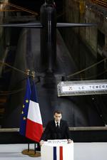 »De internationale aftaler om våbenkontrol er under pres. Lad os se situationen i øjnene. Alle har taget sig friheder«, lød det fra præsident Macron mandag i en tale om et fælles europæisk atomvåbensamarbejde. Foto: Yoan Valat/Ritzau Scanpix