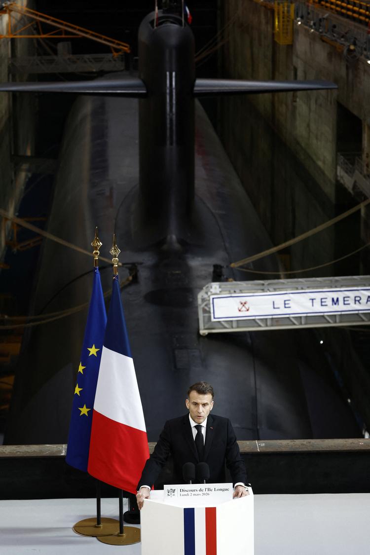 »De internationale aftaler om våbenkontrol er under pres. Lad os se situationen i øjnene. Alle har taget sig friheder«, lød det fra præsident Macron mandag i en tale om et fælles europæisk atomvåbensamarbejde. Foto: Yoan Valat/Ritzau Scanpix