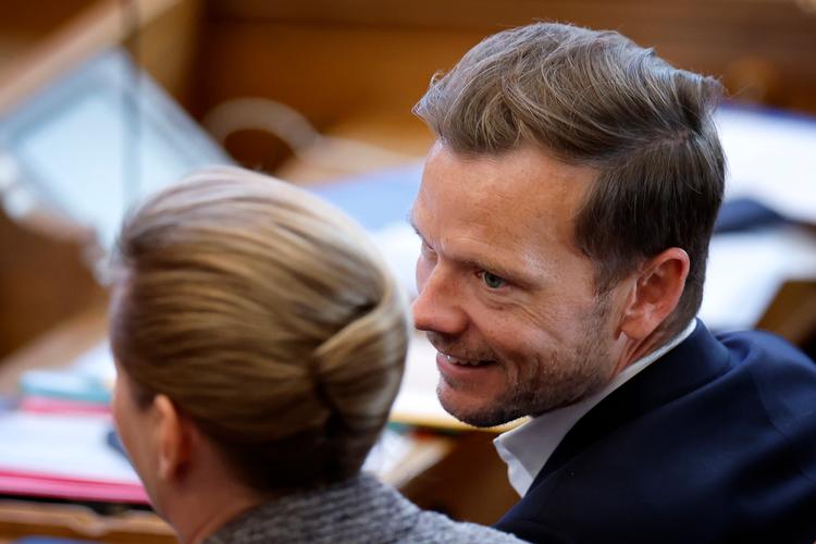 Statsminister Mette Frederiksen (S) og justitsminister Peter Hummelgaard (S) ved Folketingets åbningsdebat.  Arkivfoto: Jens Dresling