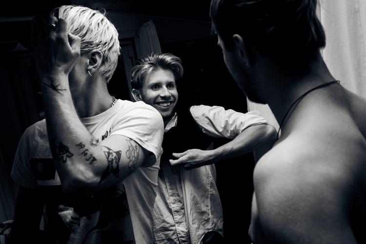 De har følt sig udenfor og haft lyst til at brænde det hele ned til jorden. Men lige nu peger omverdenen på dem, som bandet, der vil overraske på alle sommerens festivaler.  Foto: Loui Pedersen