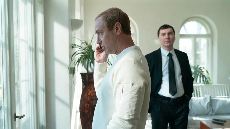 Putin (Jude Law) og Baranov (Paul Dano) i de russiske præsidenters sommerresidens i Sotji, hvor Putin også fik afholdt Olympiske Lege.  Foto: SF Film