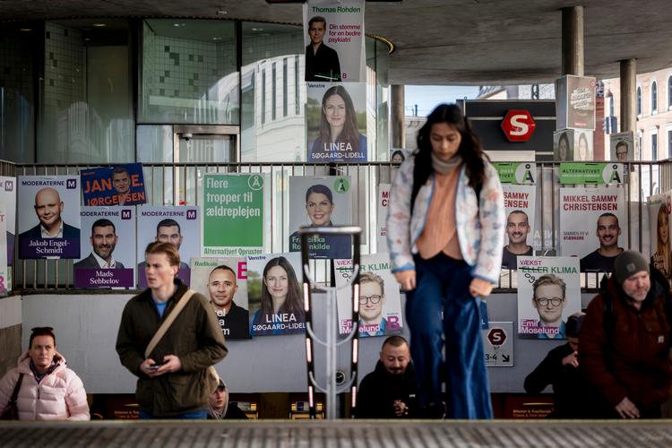 Hvert eneste ledige rækværk, træ eller lygtepæl er indtaget af valgplakater op til valget 24. marts.  Foto: Mads Nissen