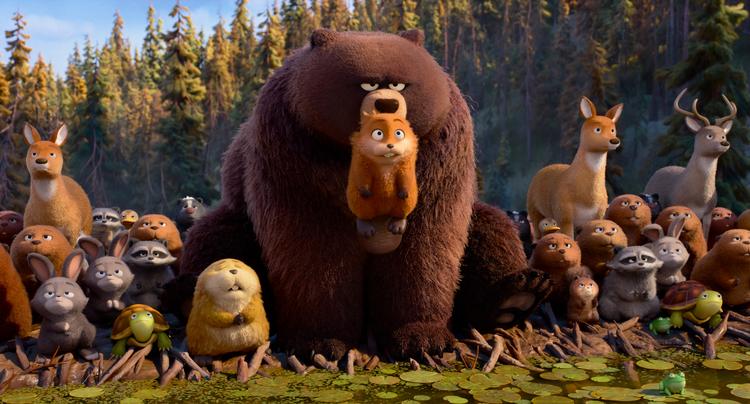 Pixars nye 'Mission: Bæver' bliver hurtigt lidt tuttenuttet, men bjørnen, der er tæt på at flænse bæveren sønder og sammen med sine drabelige tænder, får os op på dupperne igen. Foto: Pixar