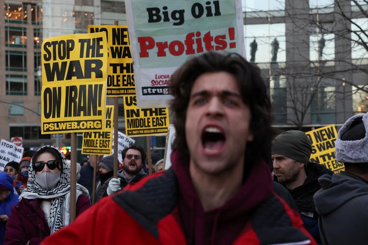 Demonstranter protesterer mod den amerikansk-israelske krig mod Iran, efter at USA og Israel har iværksat angreb på Iran, i New York City, USA, 2. marts 2026 Foto: Shannon Stapleton/Ritzau Scanpix