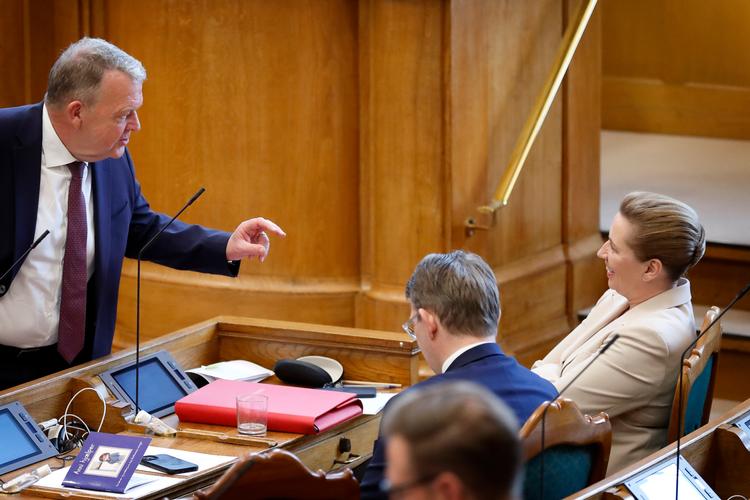 Lars Løkke Rasmussen (M) sidder sådan set stadig i regering med både Mette Frederiksen (S) og Troels Lund Poulsen (V), men under valgkampen er fløjlshandskerne taget af. Foto: Jens Dresling