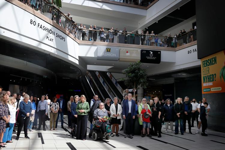 Drabene i Field's i sommeren 2022 bragte psykiatrien højt op på vælgernes og politikernes dagsorden. Billedet er taget et år efter skyderiet, hvor de berørte blev æret under et minuts stilhed. Foto: Jens Dresling