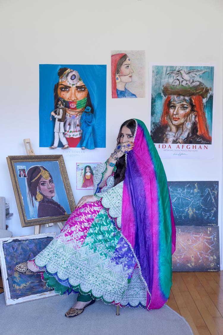 Lida Afghan rejser jævnligt til Afghanistan og optræder derfor delvist anonymt på billeder samt med sit kunstnernavn i artiklen.  Foto: Miriam Dalsgaard