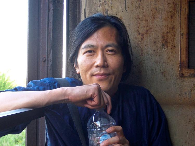 Byung-Chul Han er tysk filosof og kulturkritiker med sydkoreansk baggrund. Han tegner et næsten postapokalyptisk landskab. Alligevel er der noget mærkeligt hyggeligt ved de korte, rytmiske sætninger og de klare modstillingspar. Foto: Pr-foto