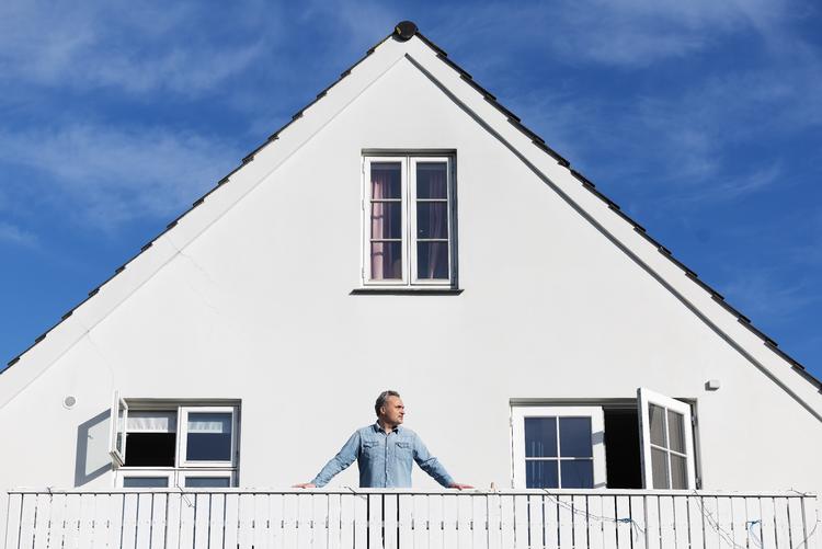 Kristian Krohn, der bor i en villalejlighed i Valby, er en af snart en række boligejere, der har fået en ulovlig ekstraregning i boligskat. Regningen til ham lød på 53.310 kroner.  Foto: Thomas Borberg