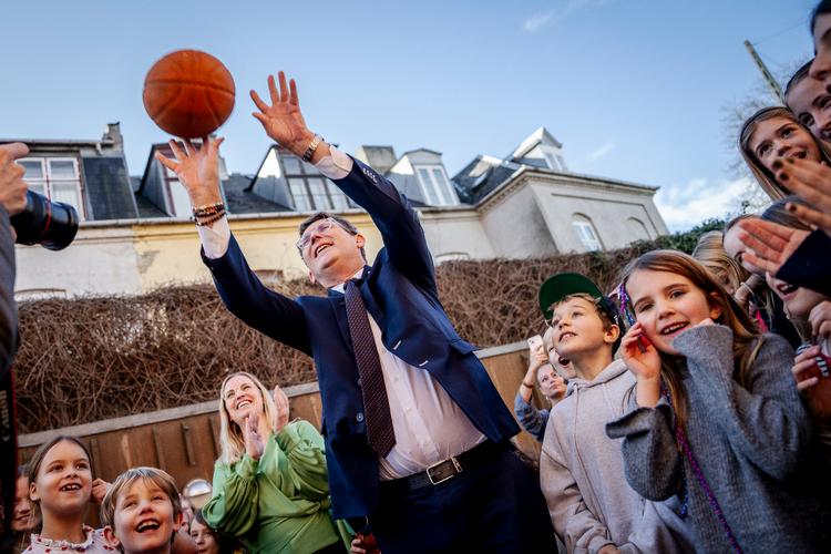 Troels Lund Poulsen ramte direkte i kurven, da han torsdag besøgte Bordings Friskole. Han er mindre direkte, når han skal svare på sine foretrukne regeringspartnere. Foto: Mads Claus Rasmussen/Ritzau Scanpix