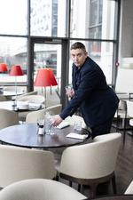 42-årige Kenneth Nielsen ser frem til en pensionsalder på 72 år, men har allerede arbejdet mere end et par årtier som tjener. Pension bliver afgørende for, hvor han vil placere sin stemme.  Foto: Thomas Borberg