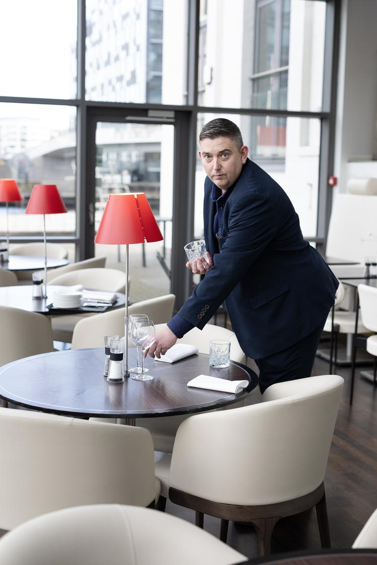 42-årige Kenneth Nielsen ser frem til en pensionsalder på 72 år, men har allerede arbejdet mere end et par årtier som tjener. Pension bliver afgørende for, hvor han vil placere sin stemme.  Foto: Thomas Borberg