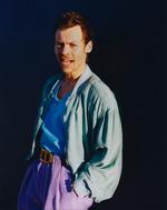 For seks år siden skabte Harry Styles furore ved at være iklædt en balkjole på forsiden af Vogue. Nu er han kortklippet og iført bukser. Og det er en anonymitet, han  på godt og ondt tager med ind i musikken på sit nye fjerde album. Foto: Pr-foto