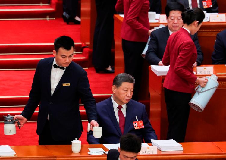 En tjener serverer te til Kinas præsident Xi Jinping under åbningssessionen af Den Nationale Folkekongres. Foto: Florence Lo/Ritzau Scanpix
