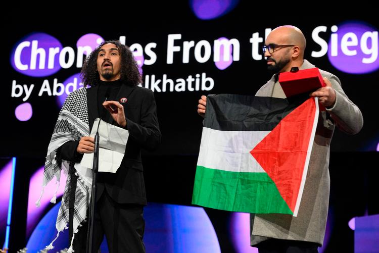 I sin tale beskyldte den palæstinensisk-syriske instruktør Abdallah Alkhatib (tv) den tyske regering for at være »deltagere i Israels folkemord i Gaza«. Foto: Ralf Hirschberger/Ritzau Scanpix