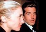  Den virkelige verdens John F. Kennedy Junior og Carolyn Bessette var USA's uofficielle kronprinspar. De blev gift i 1996 og mistede begge livet i et flystyrt tre år senere, hvor også hendes søster Lauren Bessette omkom. Han var piloten.  Foto: A D C Diffusion / Sipa Press/Ritzau Scanpix