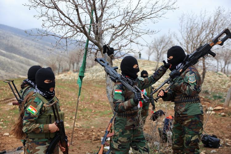 Bevæbnede kurdere fra grupperingen PAK i Irak er på øvelse uden for Erbil i det kurdiske selvstyre i Irak - ikke langt fra grænsen til Iran. De kurdiske soldater kendt som peshmerga har tidligere allieret sig med USA.  Foto: Thaier Al-sudani/Ritzau Scanpix